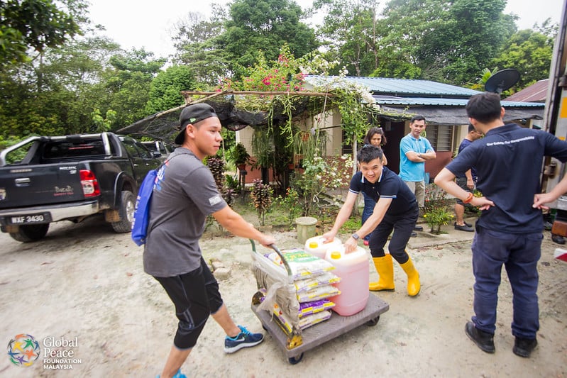 Volunteers set up clean water for families in Malaysia