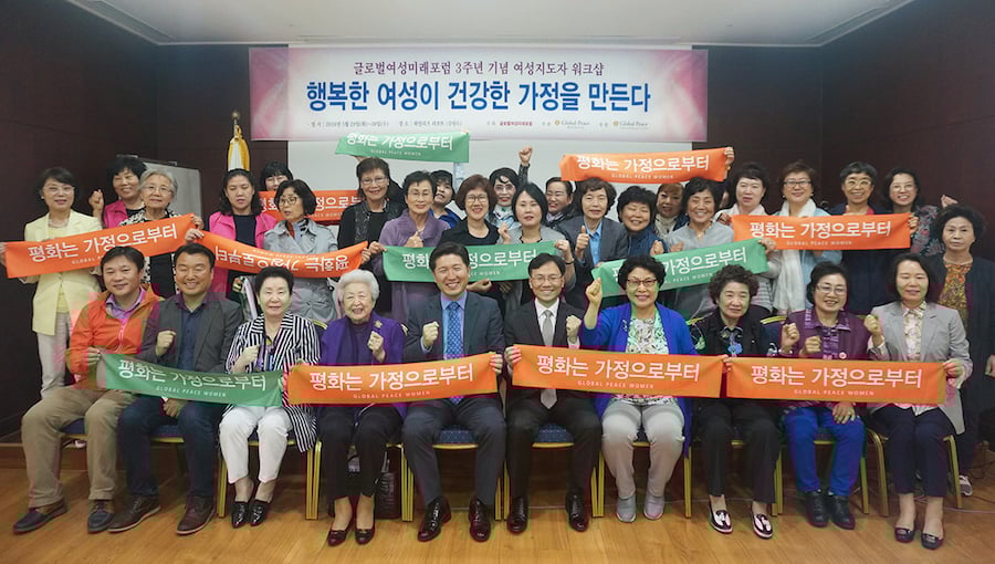 Forum participants show support for the Peace Begins in the Home Campaign