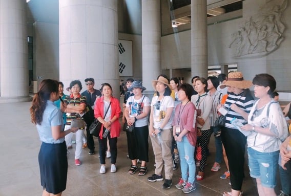 Koreans from China learn about Korean independence.