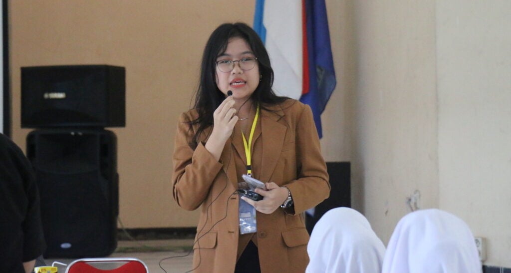 One mentor, Ghaniyah, presenting at the Speak UP seminar.