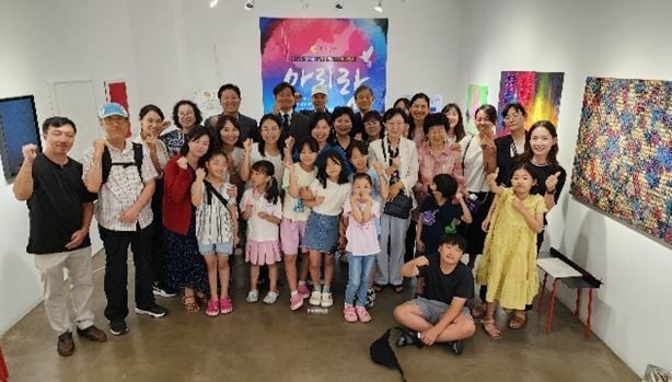 A group of people posing for a photo at the 2023 Korean Dream Art Festival.