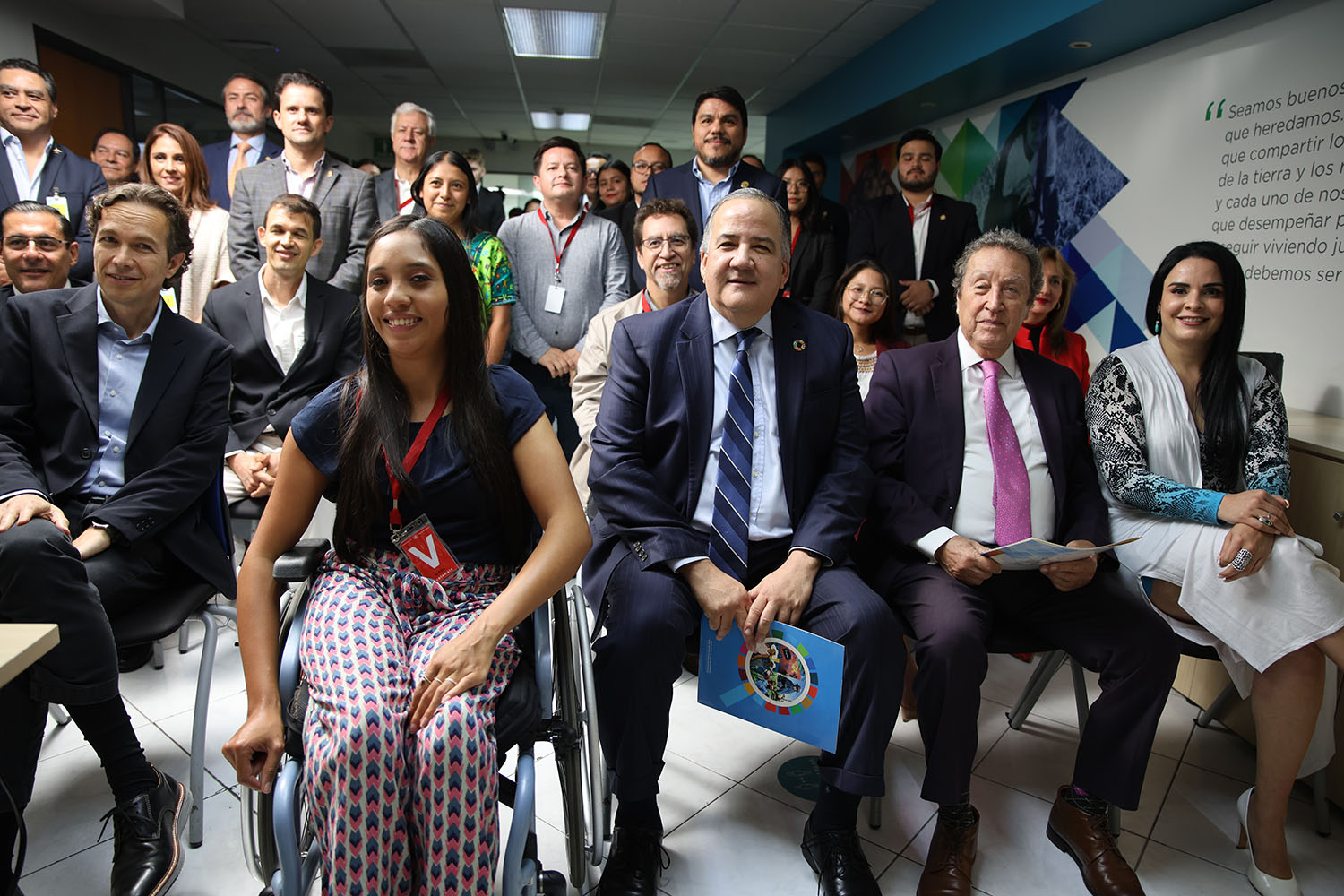 Former Guatemalan President Vinicio Cerezo joins other senior leaders to discuss Guatemala's future, sharing experiences and insights with the next generation of young leaders.